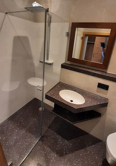 Ansicht mit den Rückwänden und Glasabtrennung