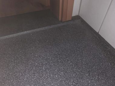 Die Hohlkehle verhindert das Aufquellen der Türfutter und das Auslaufen von Wasser 