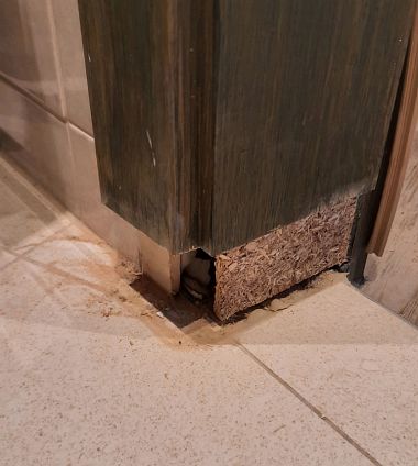 Das kapputte Holz wird entfernt