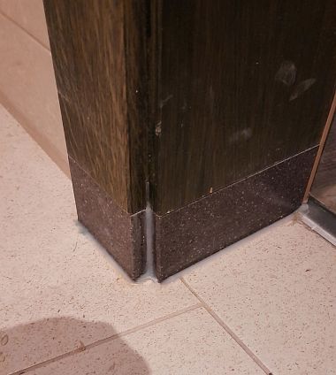 Passtücke aus Mineralwerkstoff werden eingesetzt